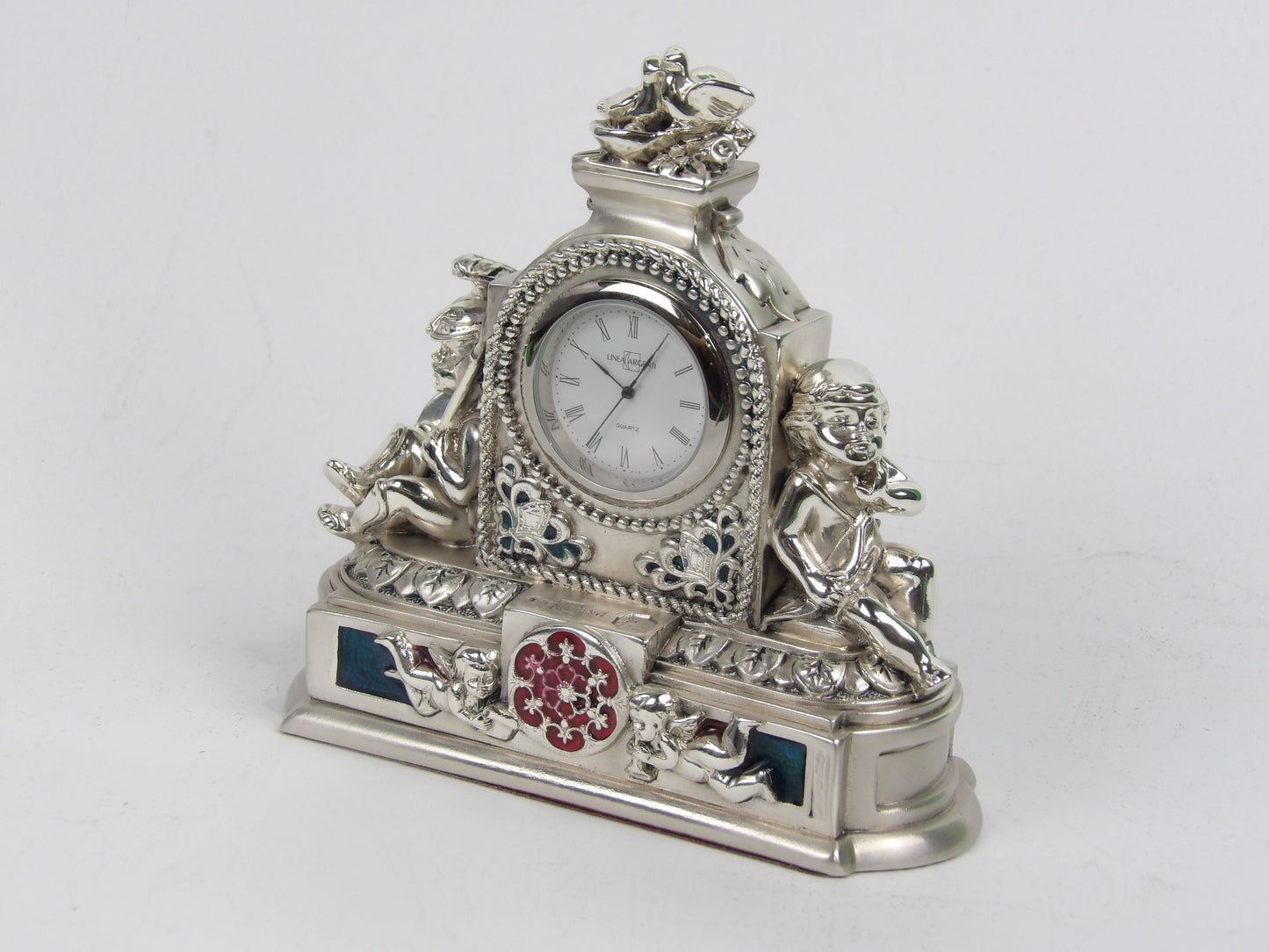Reloj de mesa de resina plateada con detalles de colores y diseño infantil