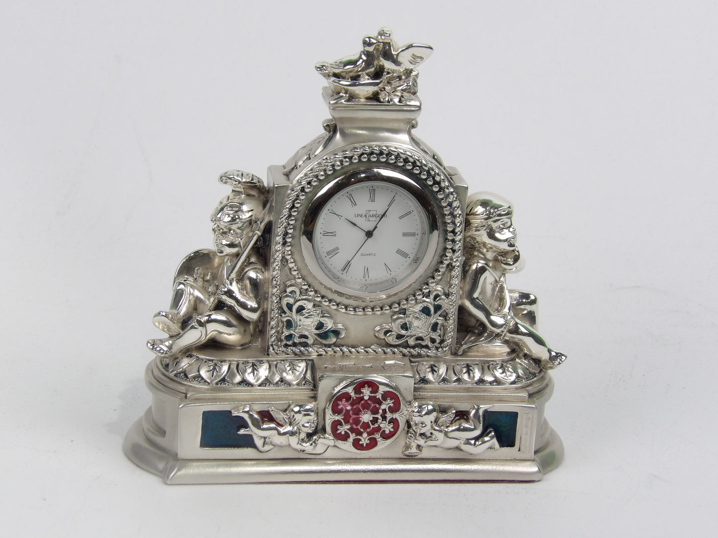 Reloj de mesa de resina plateada con detalles de colores y diseño infantil