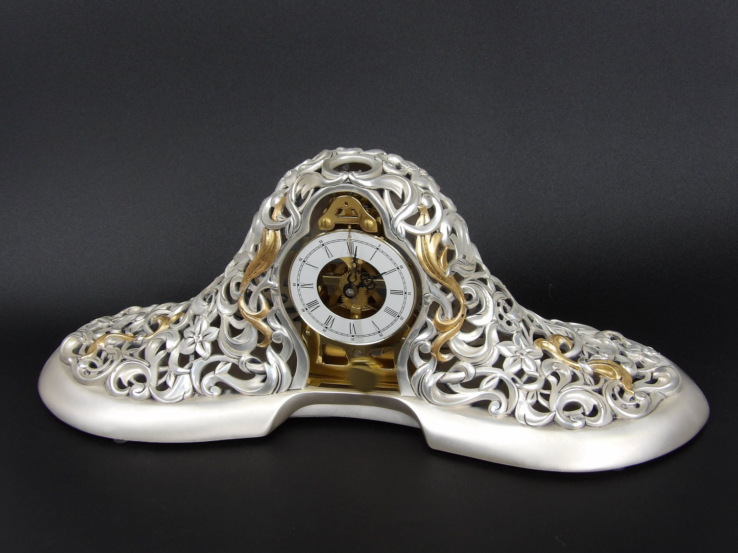 Reloj mecánico de péndulo en resina plateada con oro – Estilo barroco: Una obra maestra de opulencia y precisión