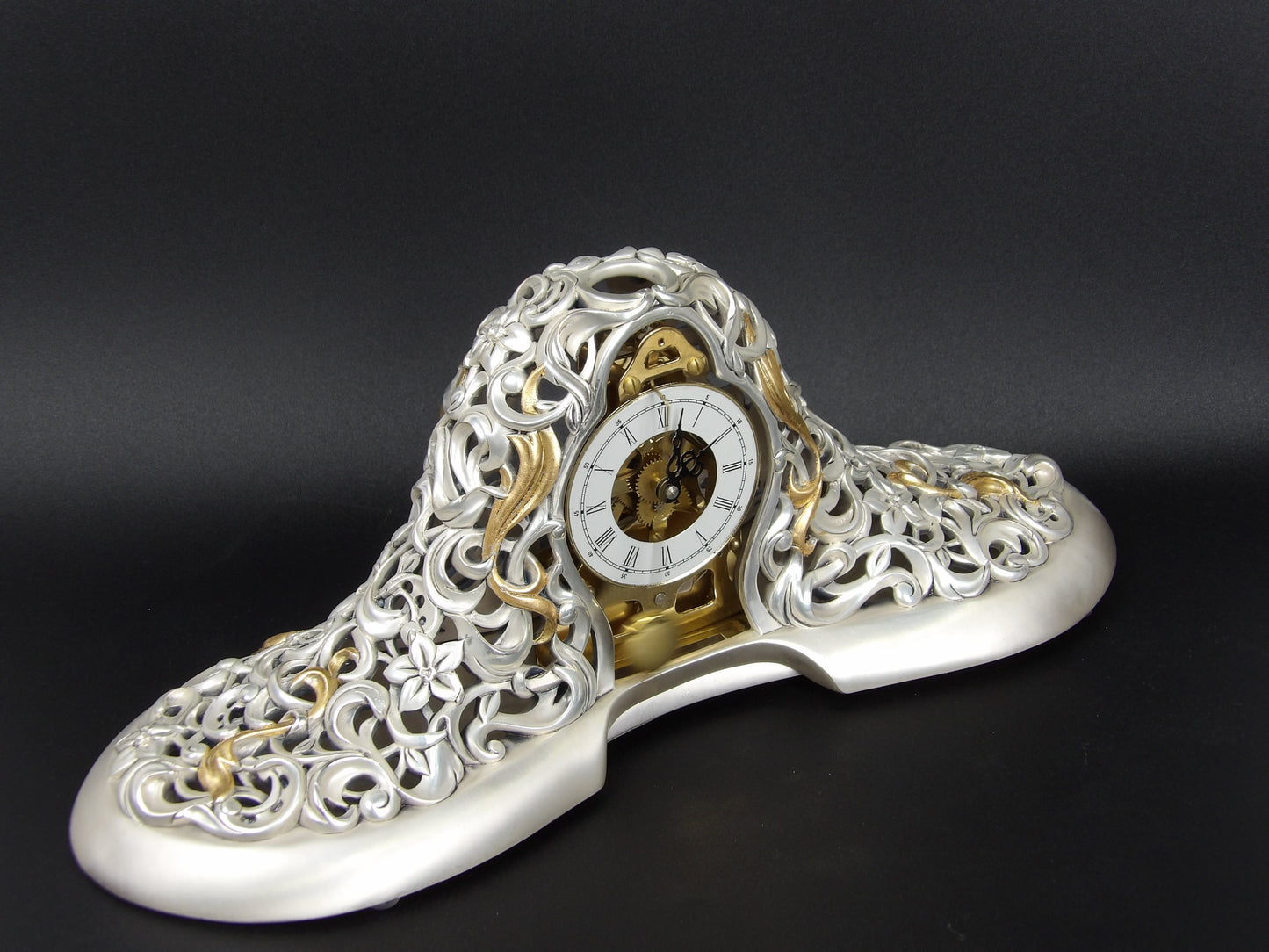 Reloj mecánico de péndulo en resina plateada con oro – Estilo barroco: Una obra maestra de opulencia y precisión