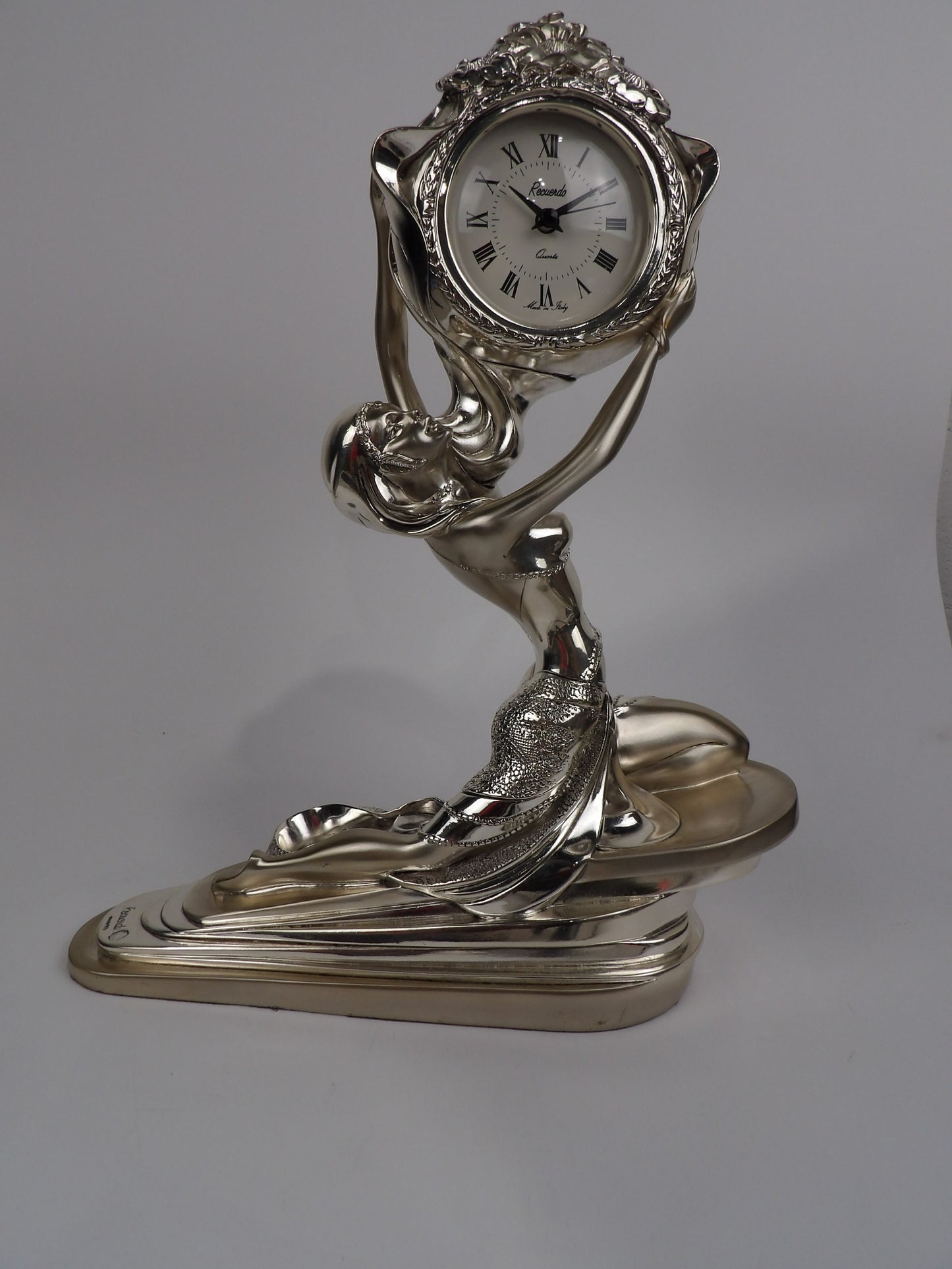 Reloj de resina plateada - Mujer arrodillada: una elegante fusión de arte y funcionalidad