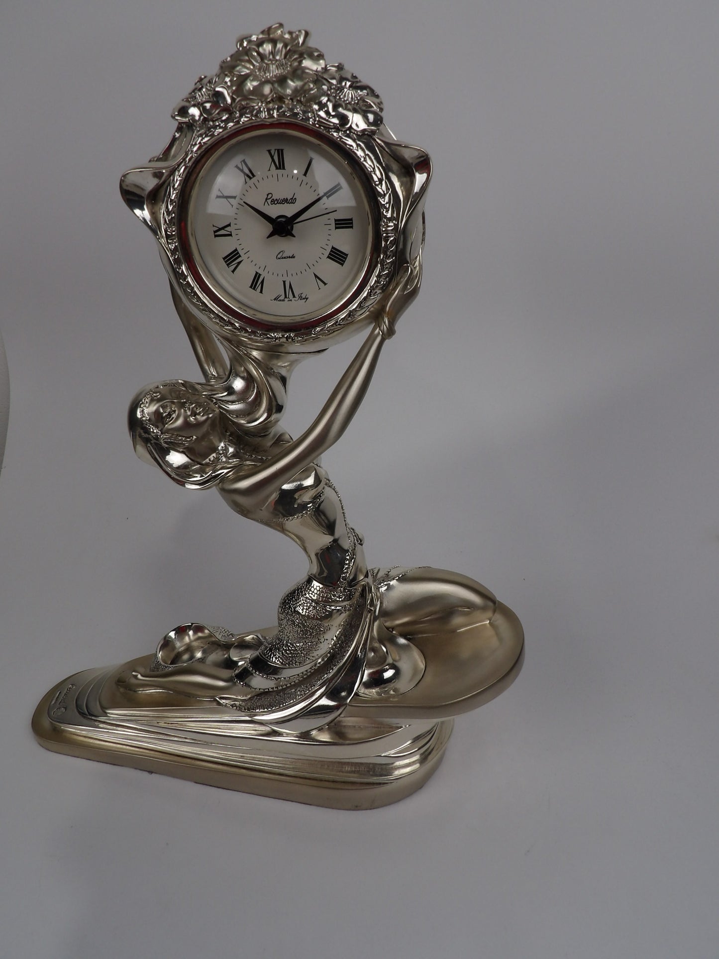 Reloj de resina plateada - Mujer arrodillada: una elegante fusión de arte y funcionalidad
