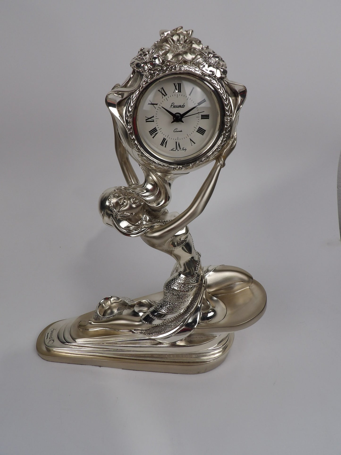 Reloj de resina plateada - Mujer arrodillada: una elegante fusión de arte y funcionalidad