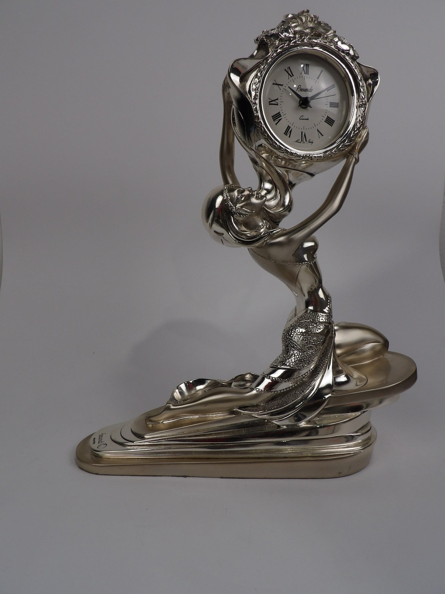 Reloj de resina plateada - Mujer arrodillada: una elegante fusión de arte y funcionalidad