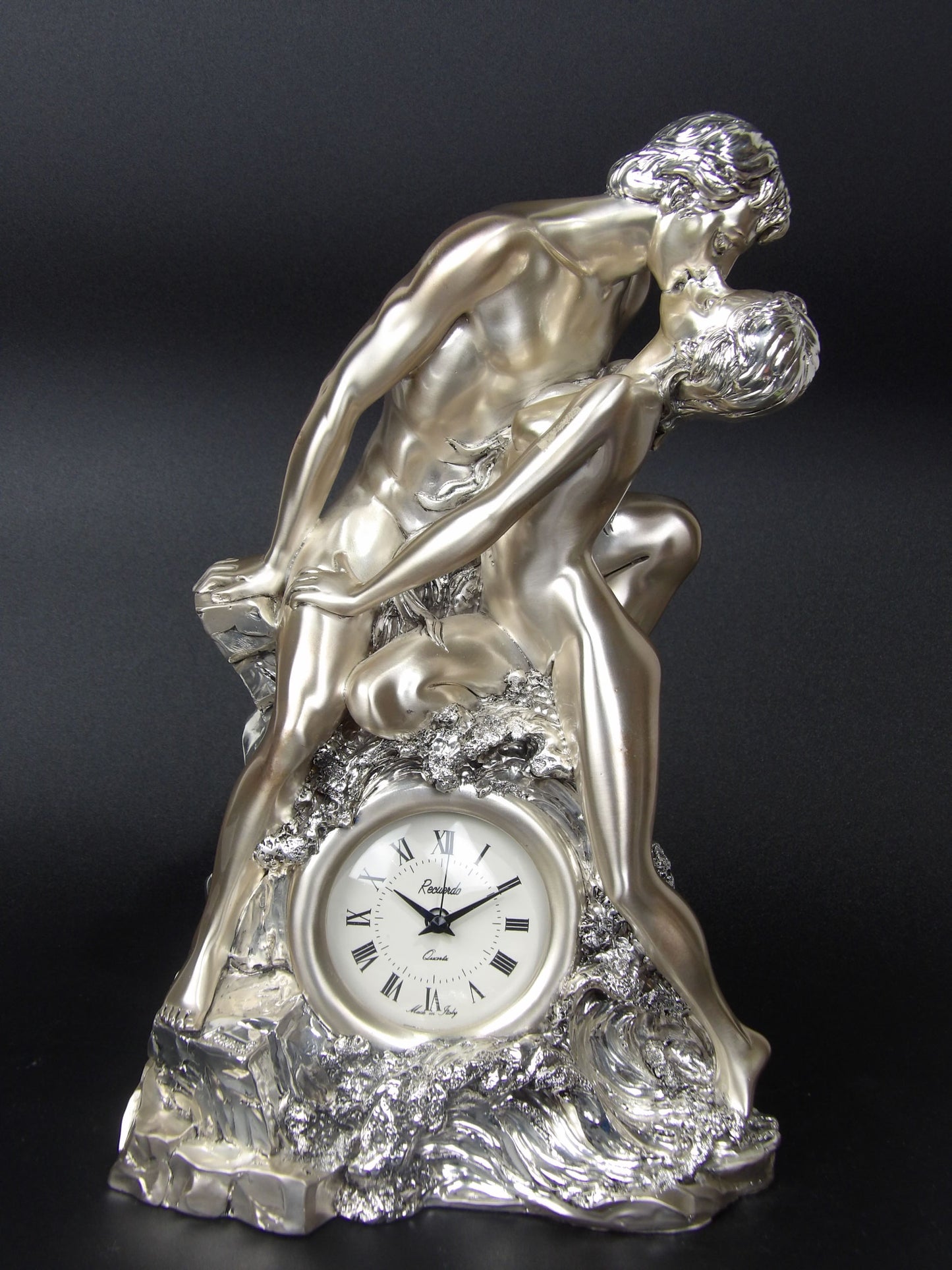 Reloj de resina plateada "Él y Ella": una expresión de amor atemporal
