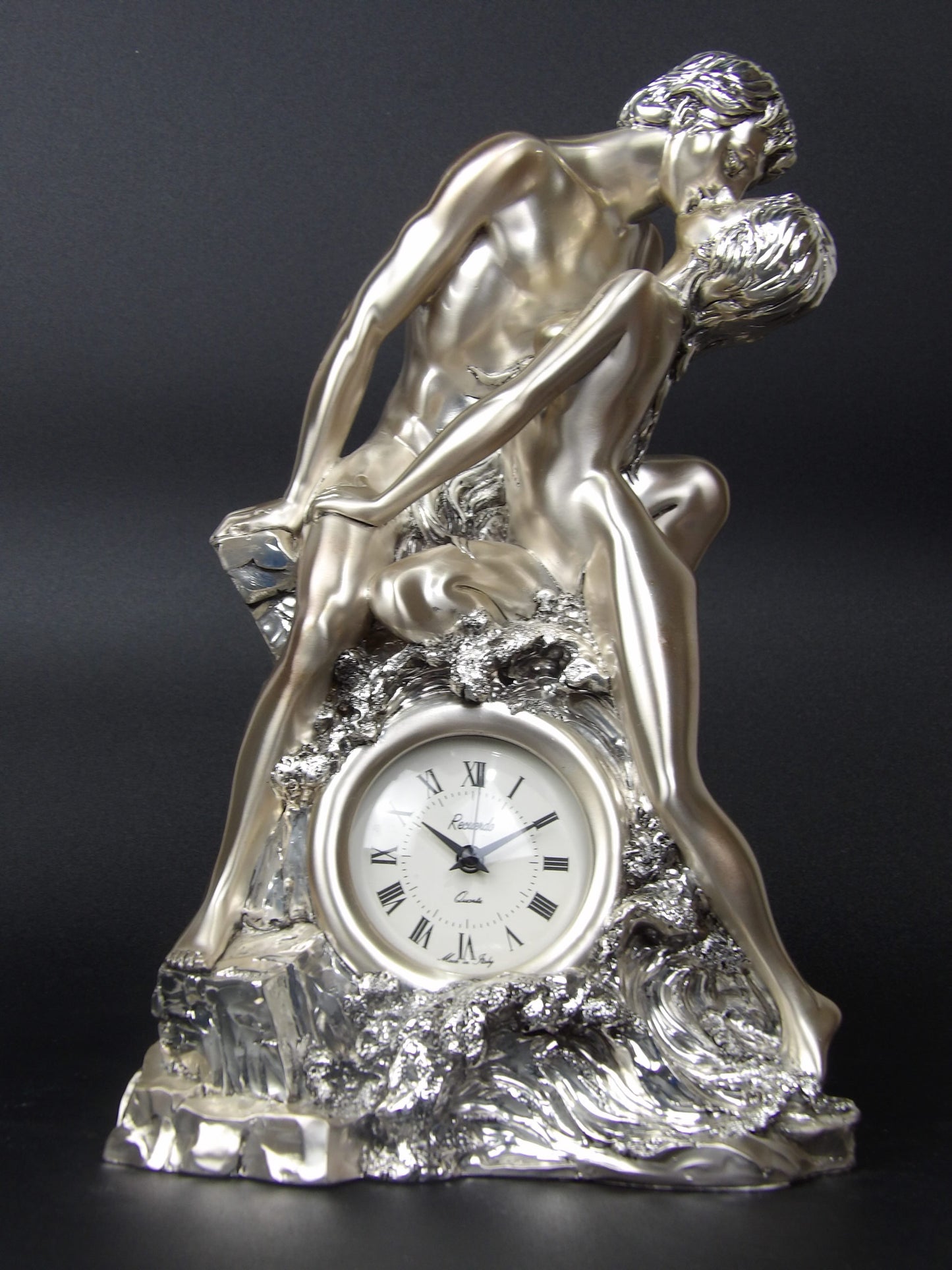 Reloj de resina plateada "Él y Ella": una expresión de amor atemporal