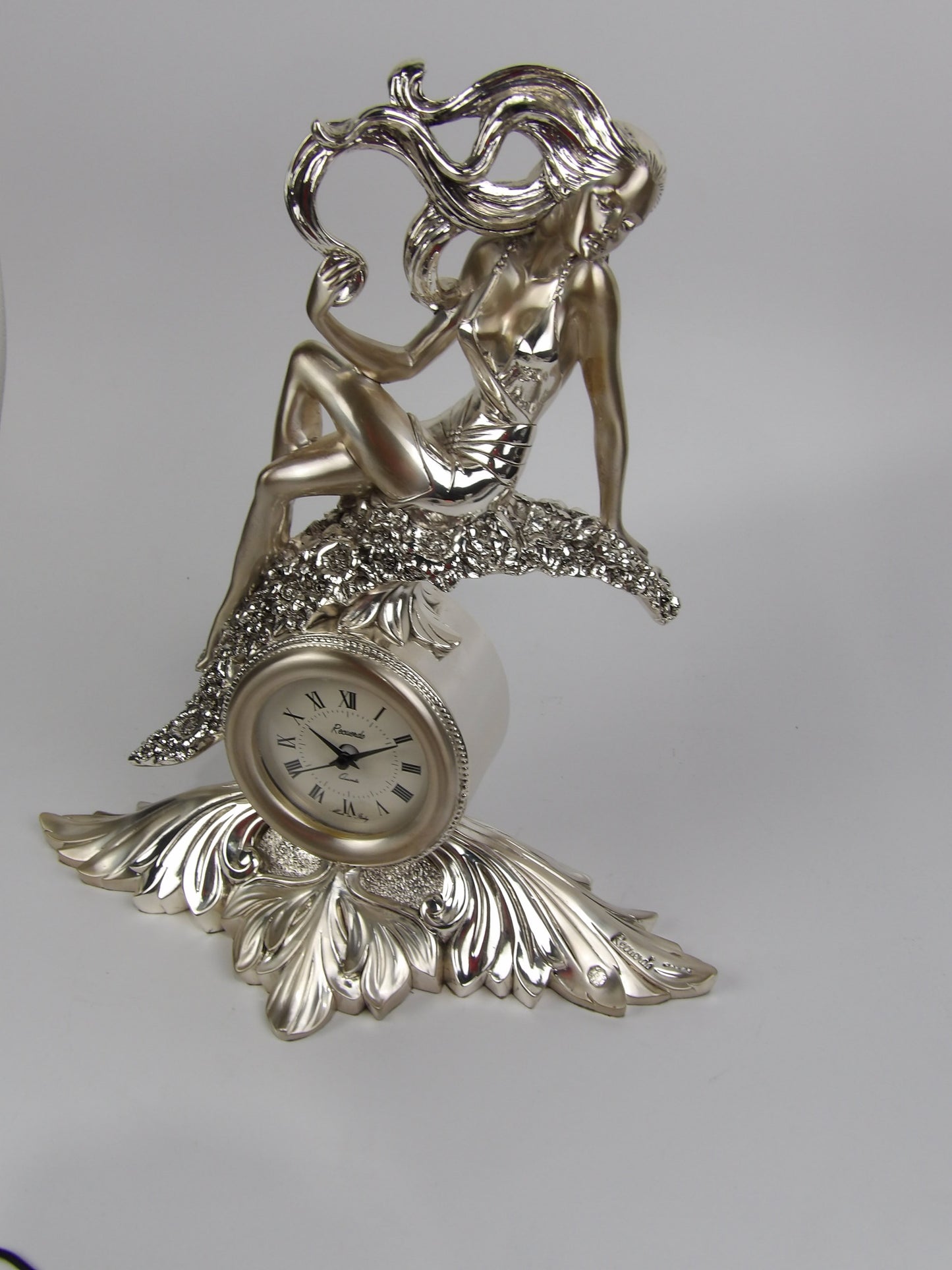 Reloj de resina plateada - Mujer sentada sobre flores: una fusión de arte y funcionalidad