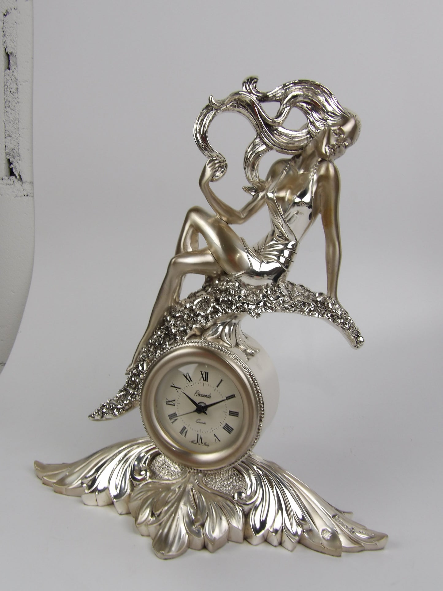 Reloj de resina plateada - Mujer sentada sobre flores: una fusión de arte y funcionalidad