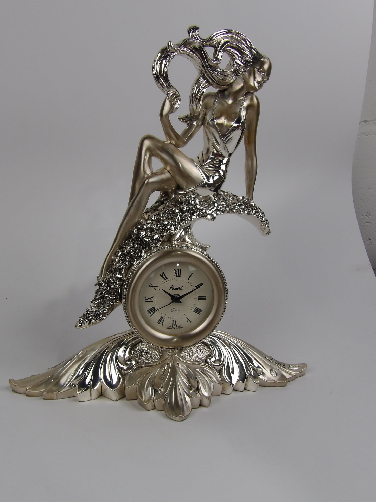 Reloj de resina plateada - Mujer sentada sobre flores: una fusión de arte y funcionalidad