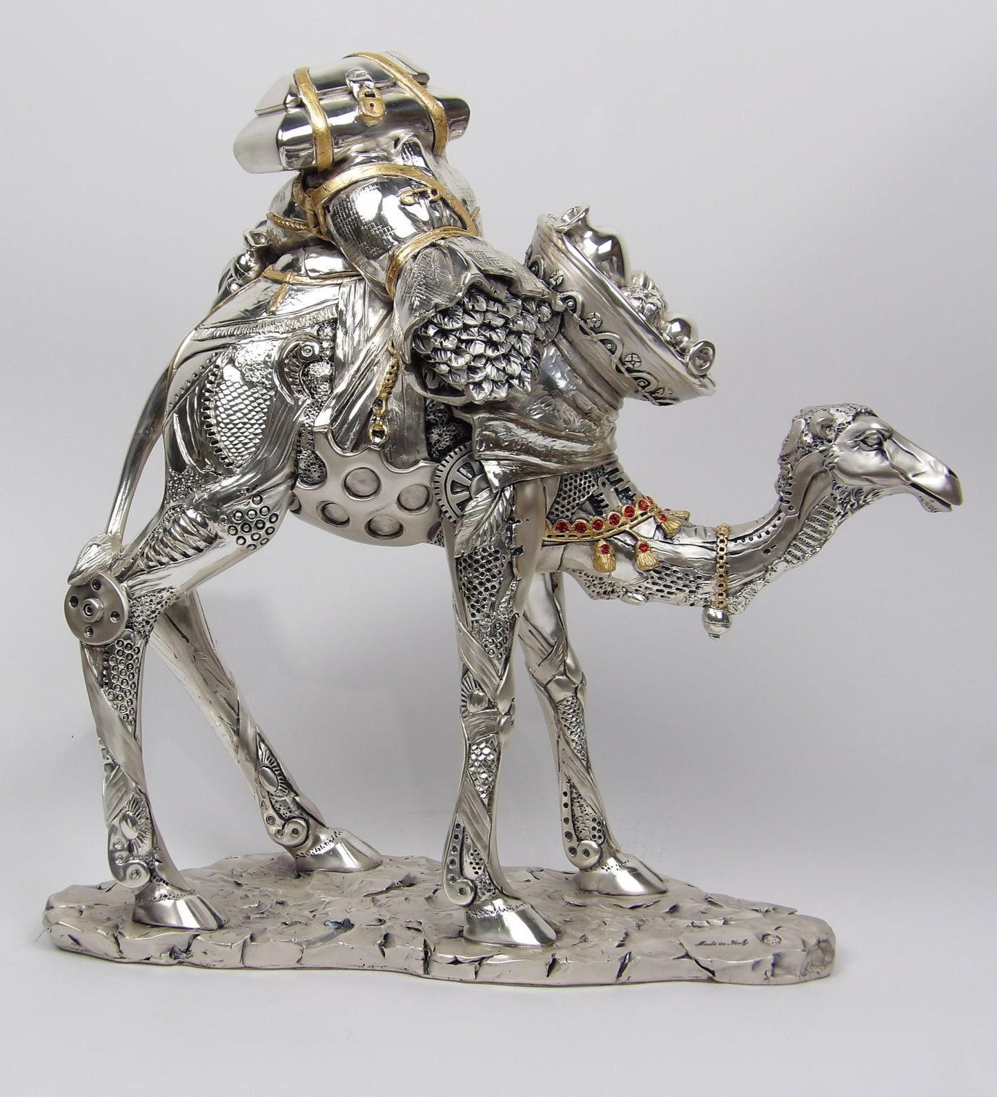 Camel-carrying stuff in silver resin with rhinestones and gold details