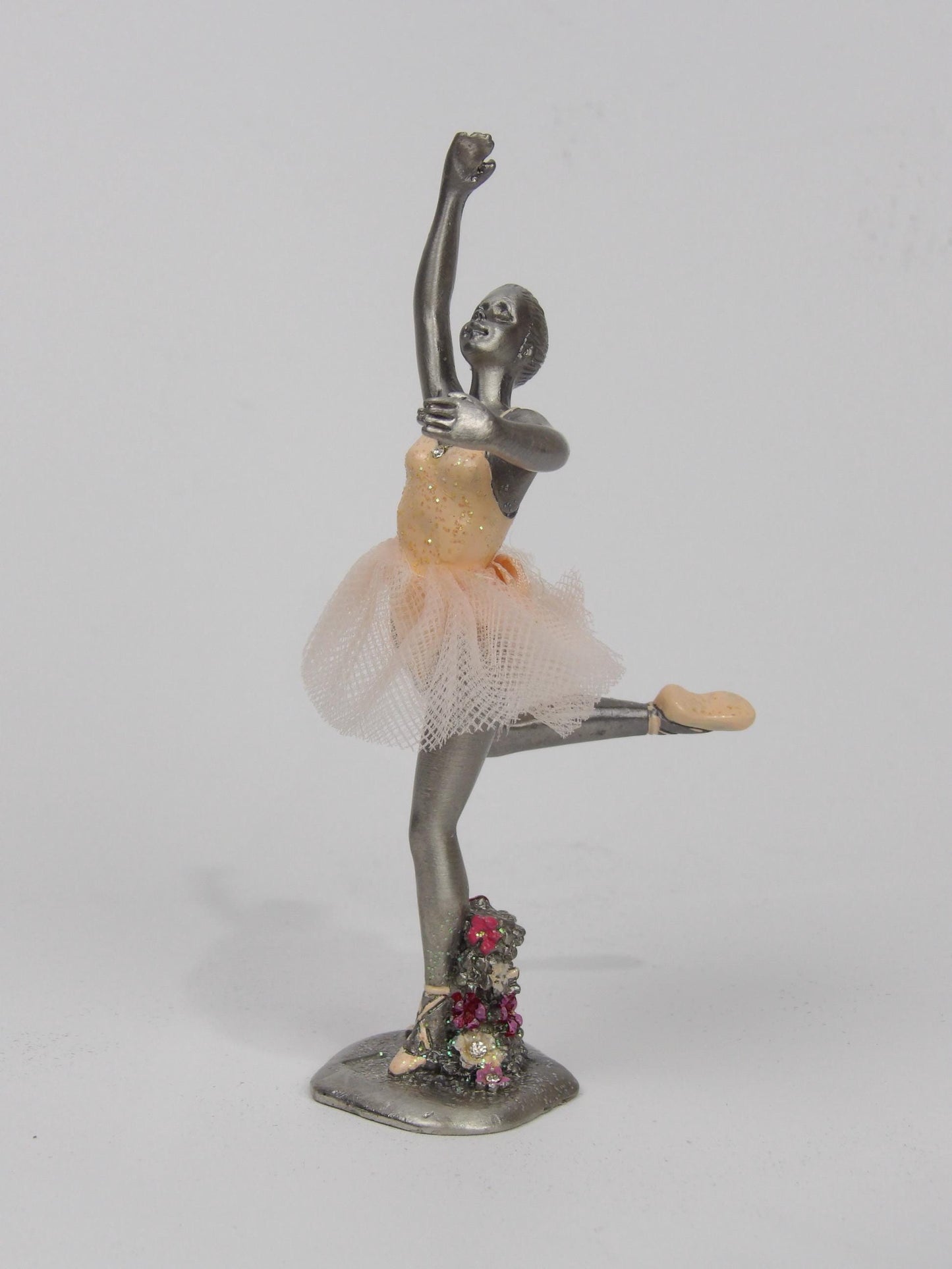 Elegant Ballerina Statue - A Tribute to Grace and Beauty
