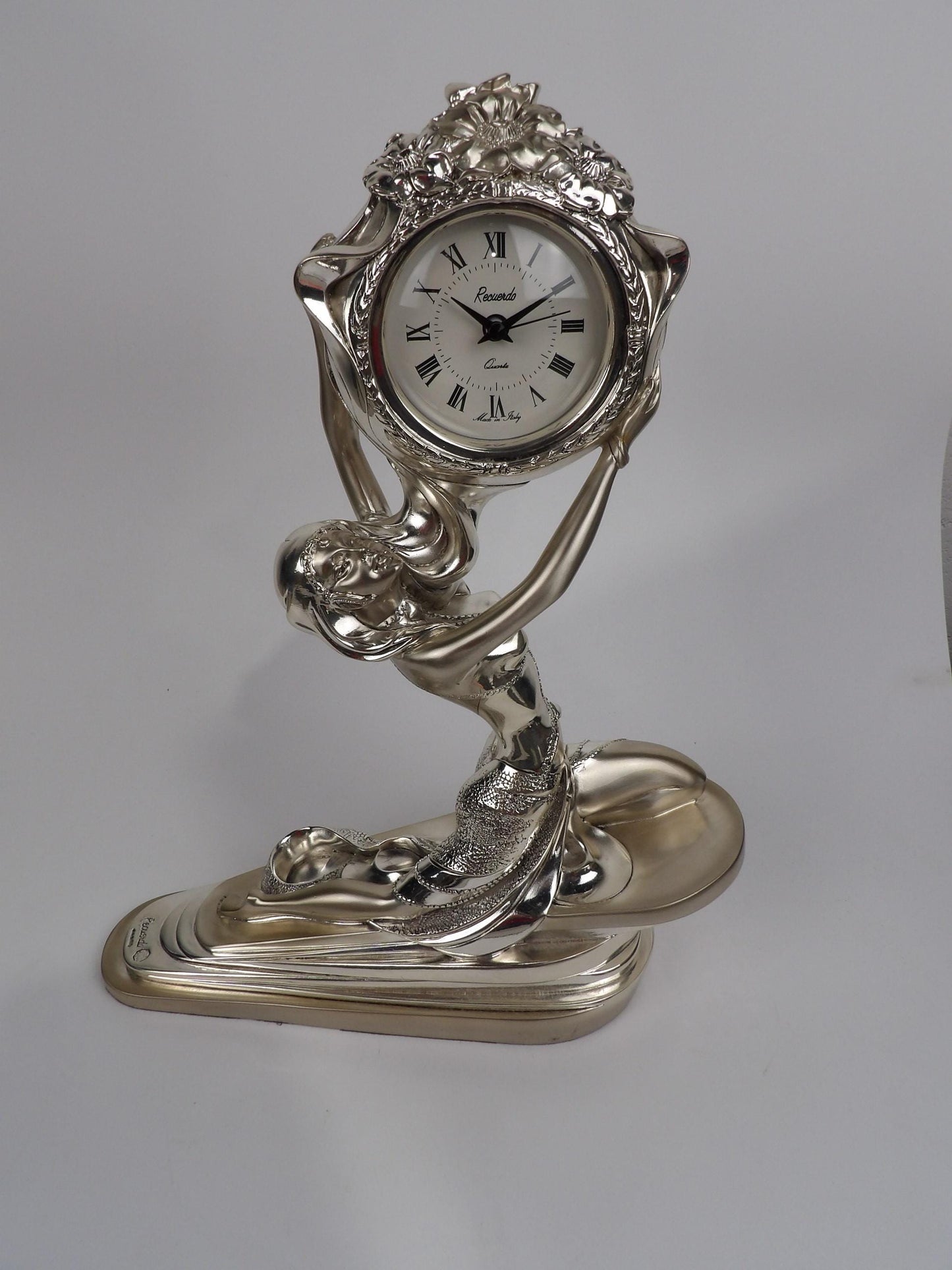 Reloj de resina plateada - Mujer arrodillada: una elegante fusión de arte y funcionalidad