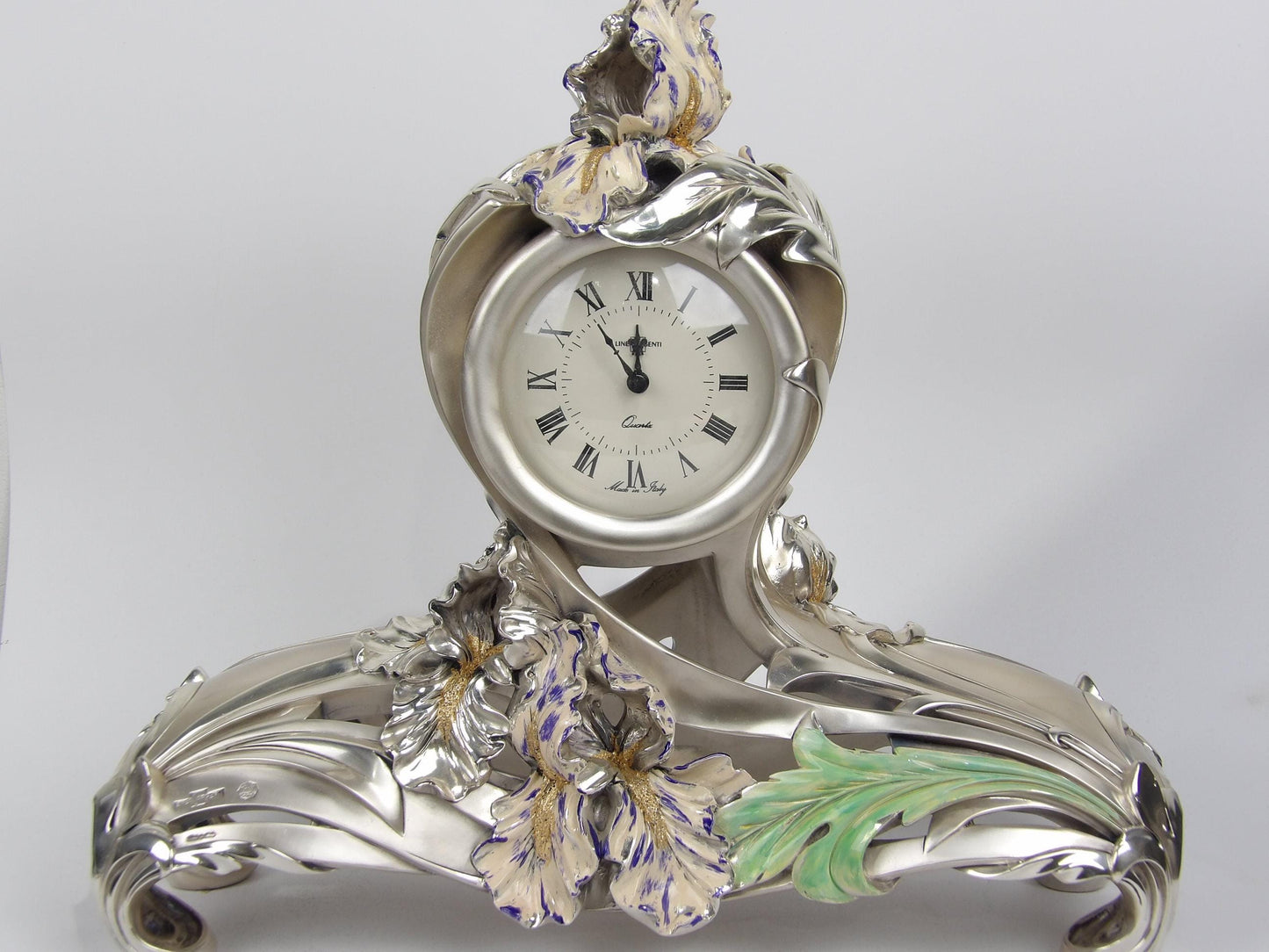 Reloj 'Flores' de resina plateada pintada con oro: una impresionante fusión floral de arte y tiempo