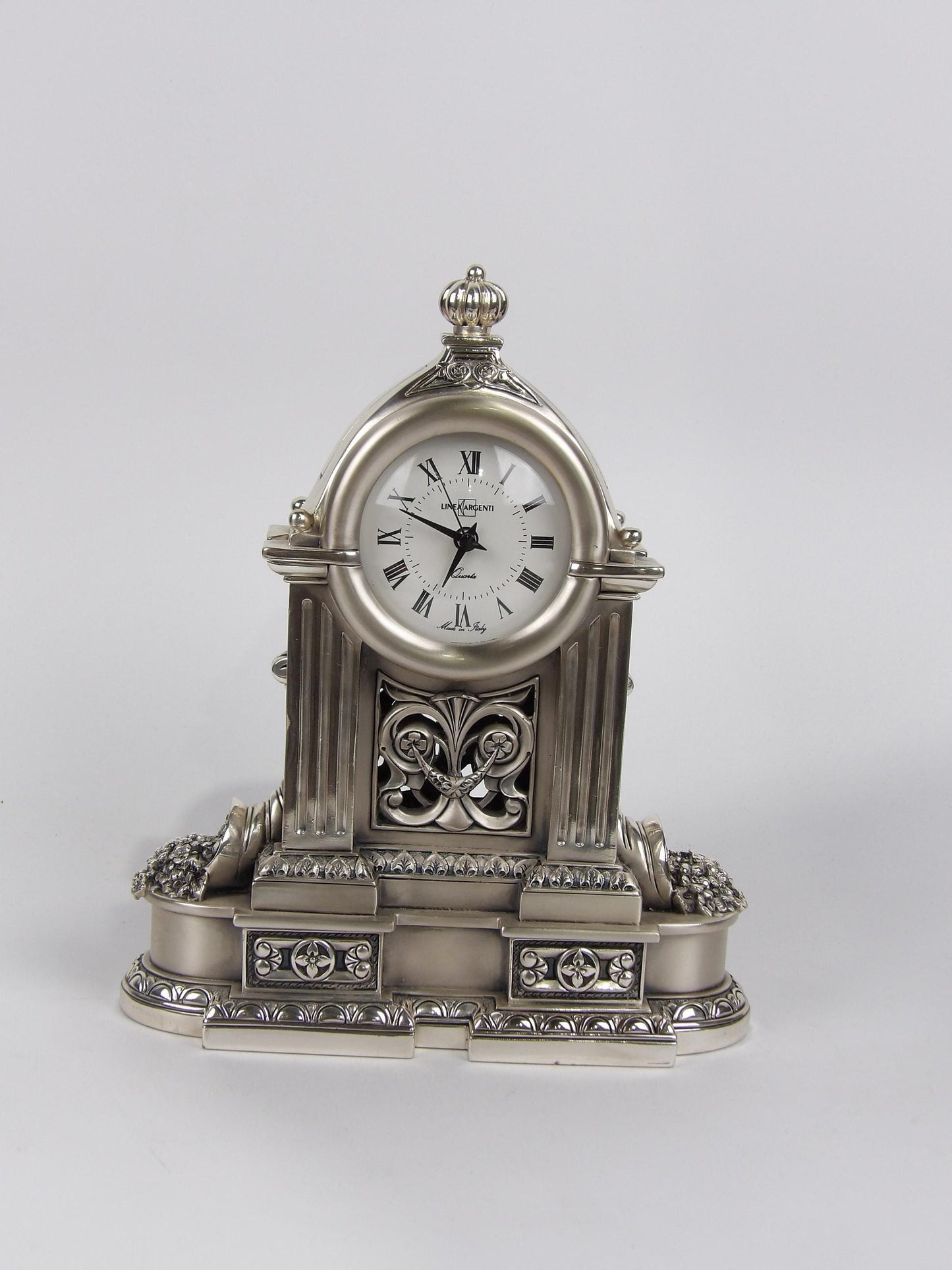 Clock with Cornucopia in Silver Resin - A Symbol of Abundance and Elegance