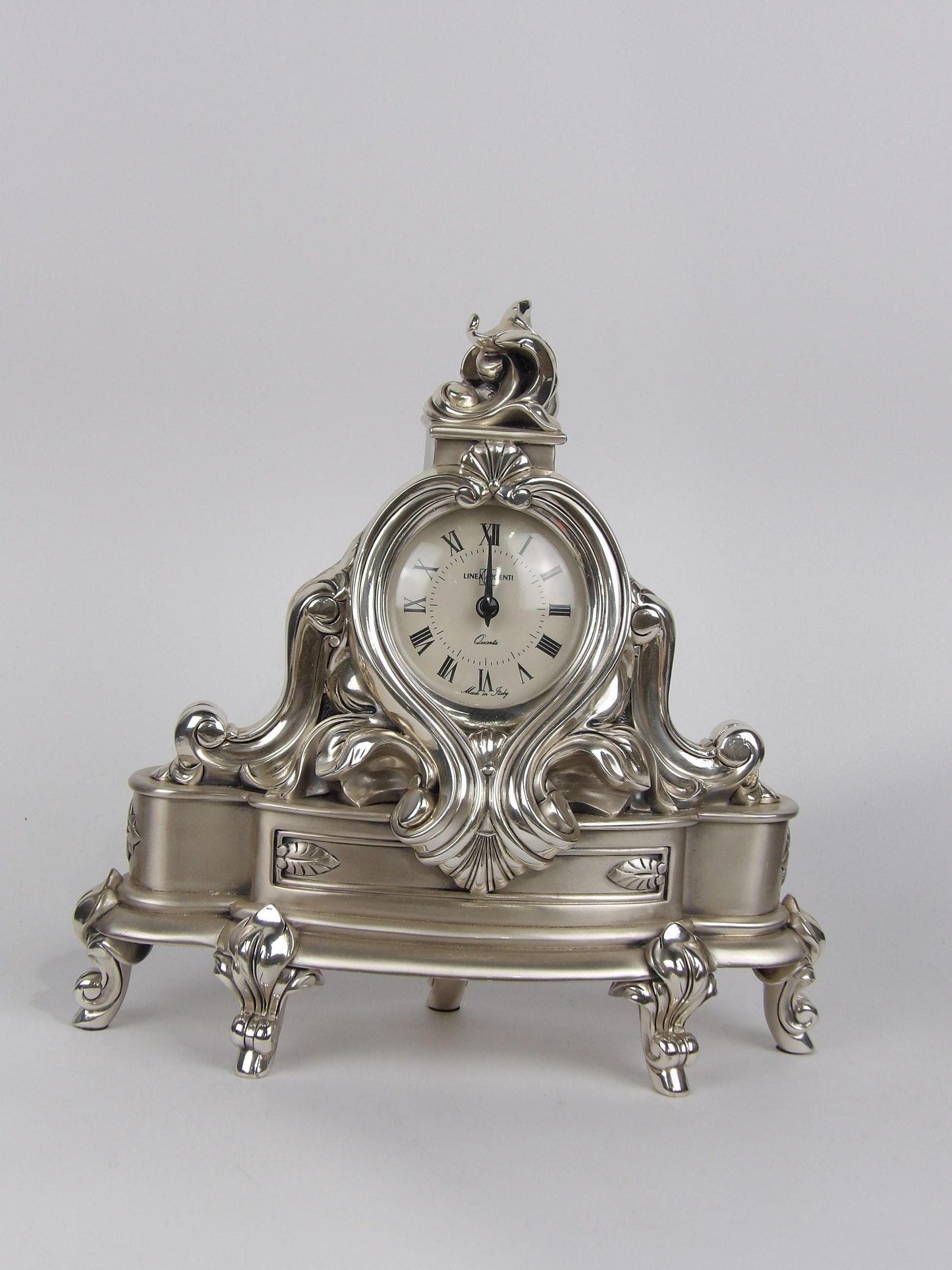 Reloj de mesa estilo imperio en resina plateada: elegancia clásica y diseño atemporal.