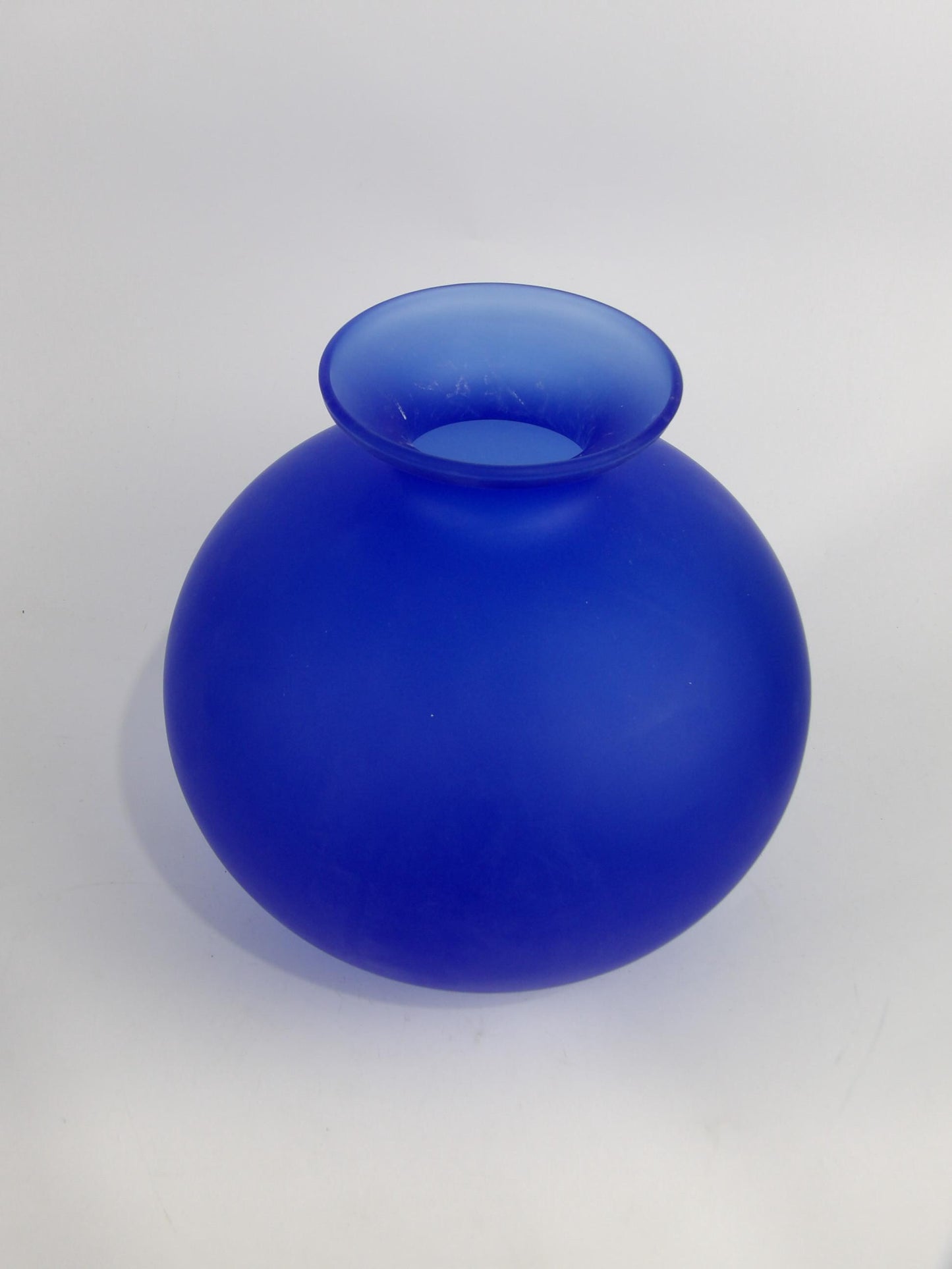 Jarrón azul de corte plano hecho a mano