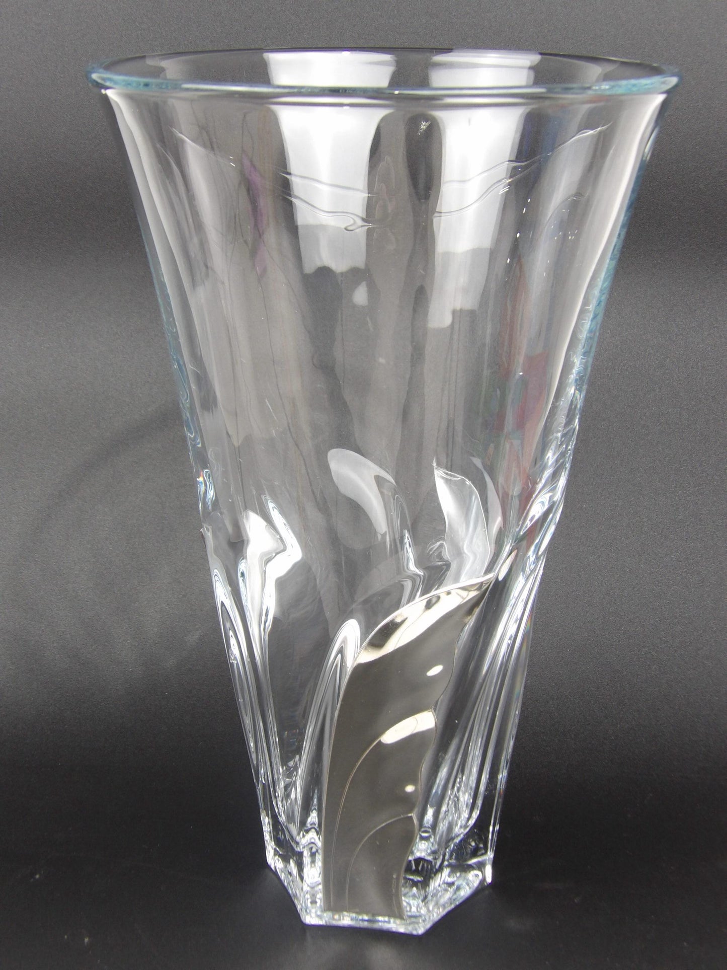 Crystal vase with trimming in silver-coated bilaminate