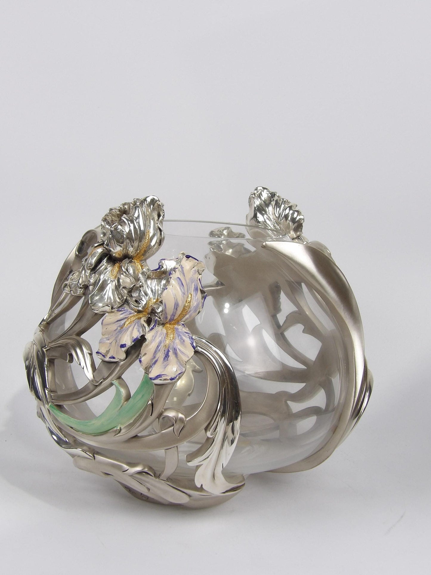 Jarrón “Flores” hecho a mano en resina plateada pintada con oro