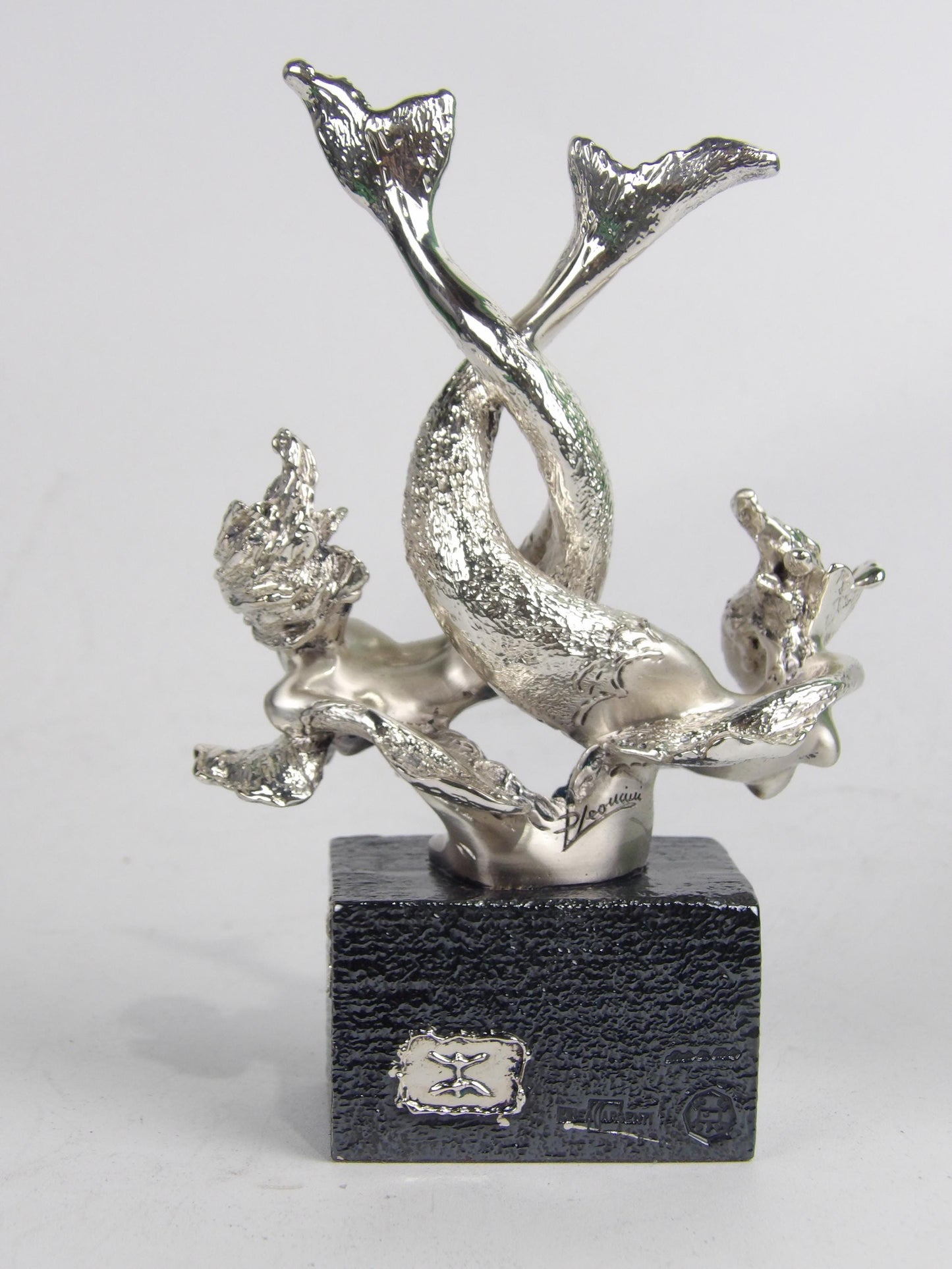 Silver-coated resin sign of the zodiac “Pisces” with black finish