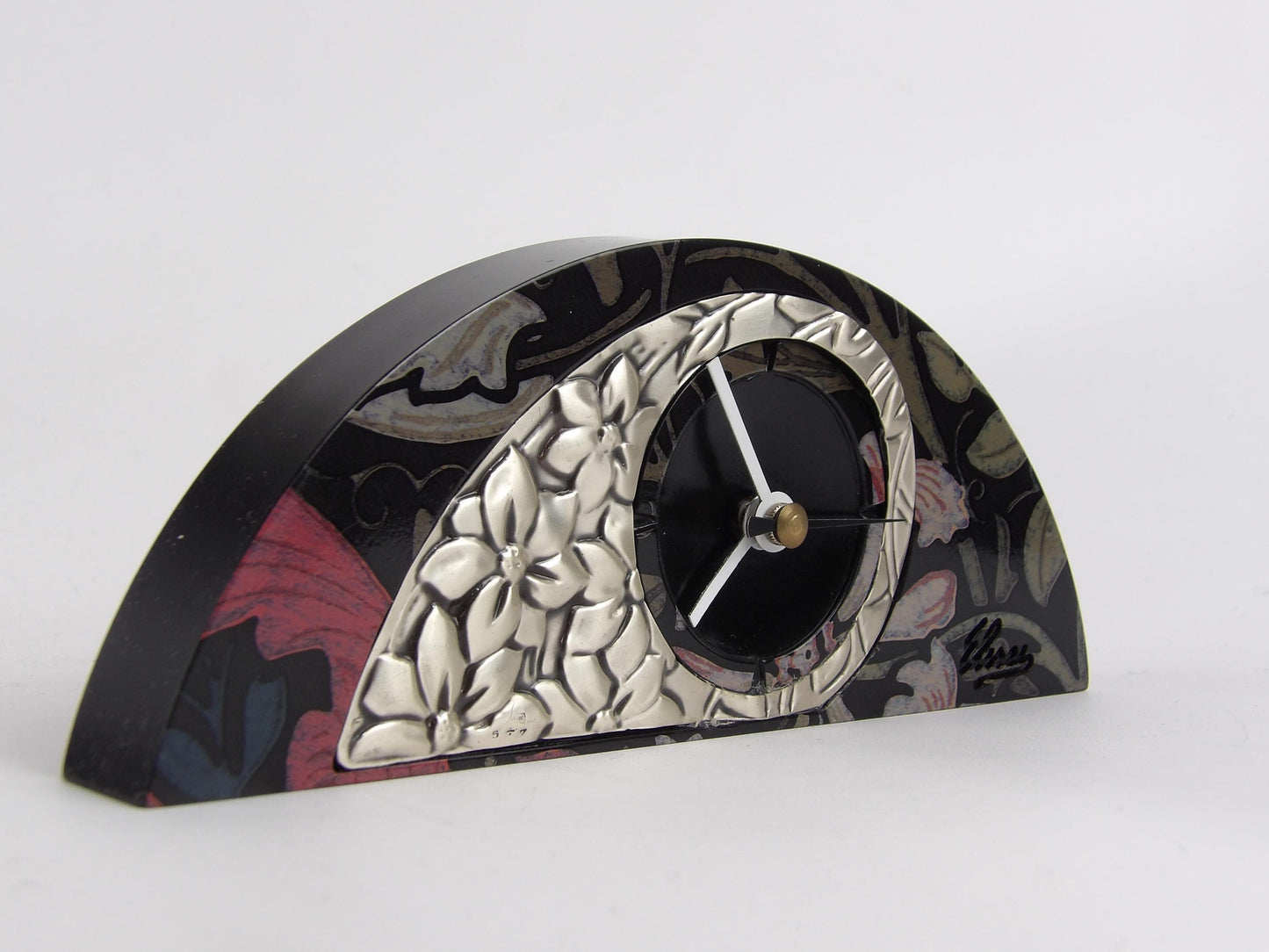 Elegante reloj de mesa con diseño floral bilaminado plateado sobre base de caoba negra