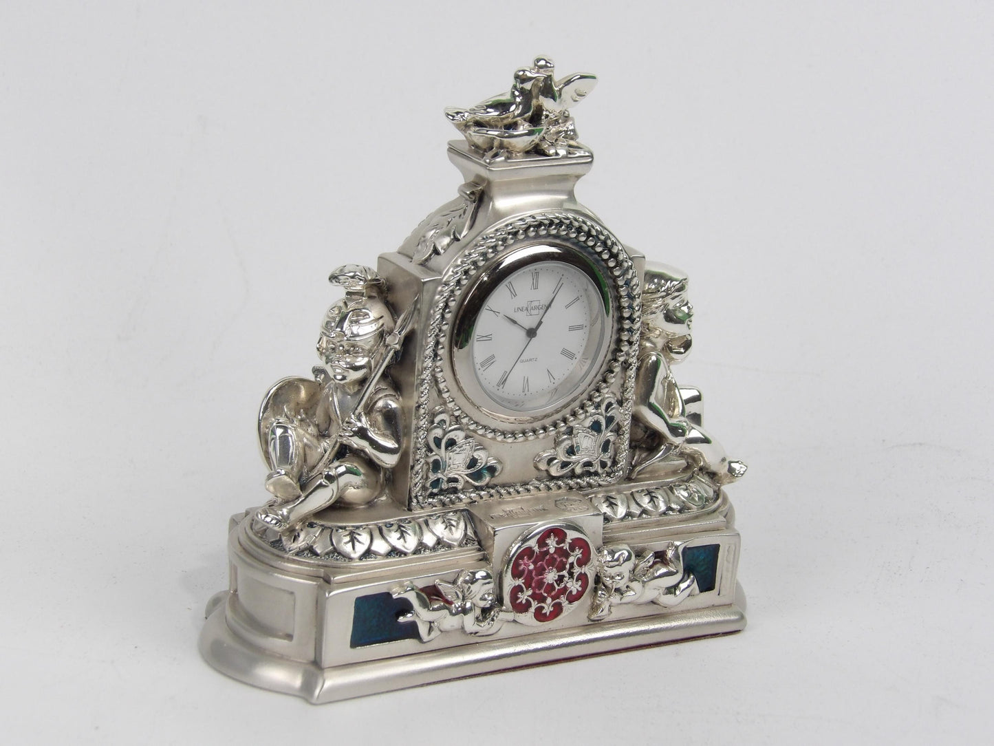 Reloj de mesa de resina plateada con detalles de colores y diseño infantil