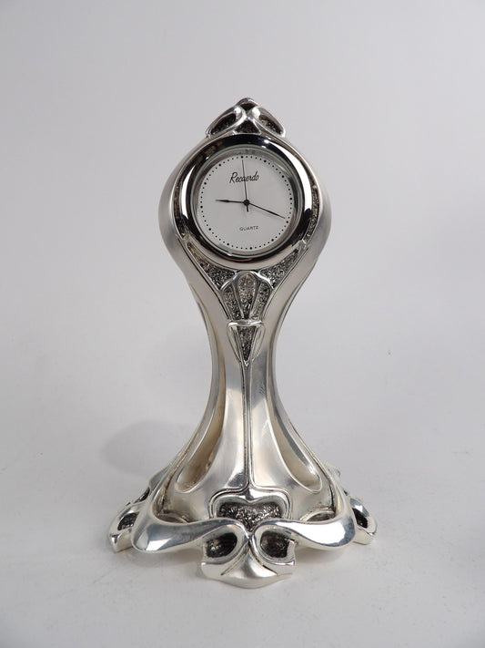 Elegante reloj de mesa de resina plateada con intrincadas decoraciones de esmalte: perfecto para decorar el hogar o regalar.