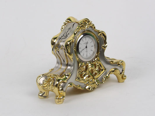 Elegante reloj de mesa de resina dorada con detalles plateados
