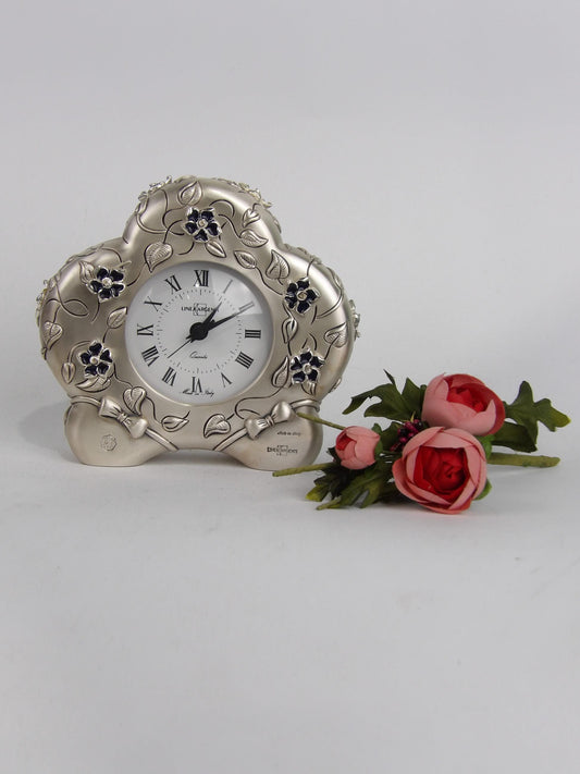 Reloj de resina plateada con motivos florales y detalles de esmalte